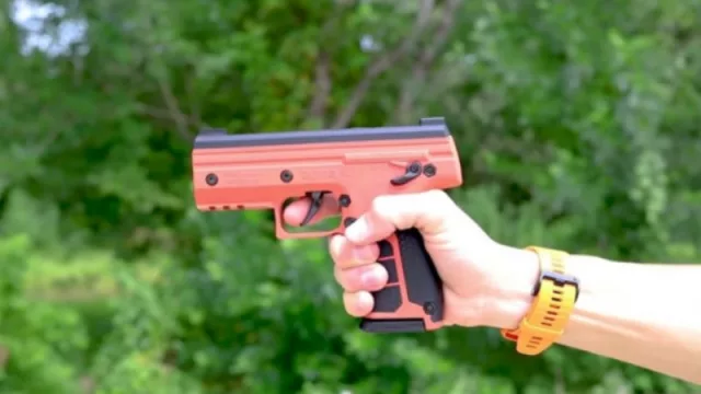 Armas no letales: cómo funciona esta opción de defensa “sin restricciones” (¿mejor que la Táser y el gas pimienta?)