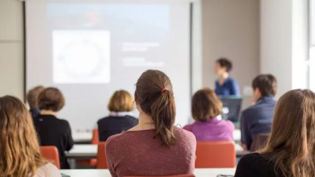 En Cataluña solo un 2,15% de las ofertas de empleo requieren postgrados (a pesar de una tasa de empleo del 91,1%)