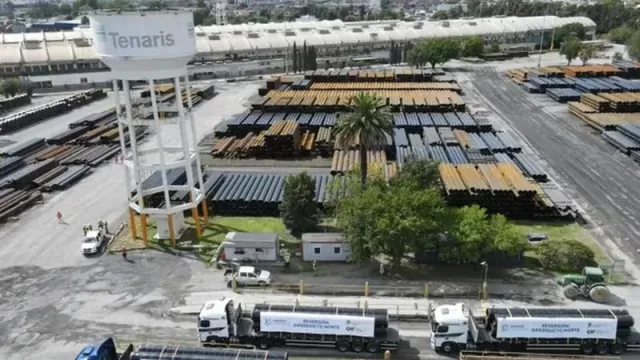 Comenzó el traslado de caños para la obra de reversión del Gasoducto Norte (se requerirán 2.500 viajes para llevar los 10.000 caños)