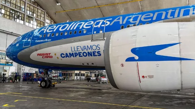 Los 16 equipos viajarán en avión, pero solo una línea aérea dice “Llevamos Campeones” (la campaña de Aerolíneas Argentinas)