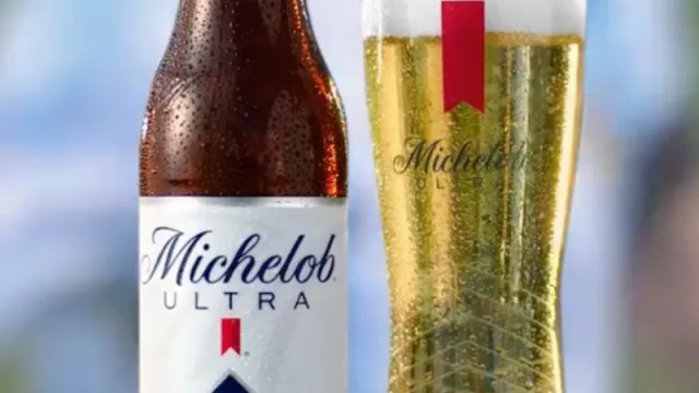 Michelob Ultra (la cerveza y la Copa América 2024) utiliza el crossing con Suarez y Messi para hacer un comercial sobre la amistad