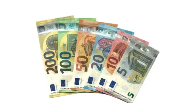 El efectivo se mantiene como líder en pagos, pero su frecuencia disminuye (y aumenta el uso de dispositivos móviles)