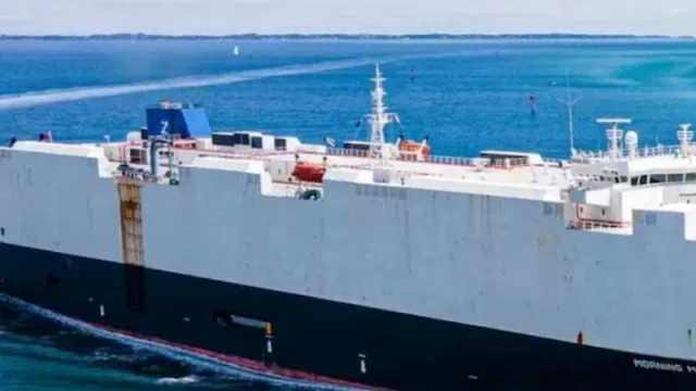 Otro buque con vehículos eléctricos en llamas en el Pacífico: ¿Qué revela esta serie de incidentes sobre la seguridad en el transporte marítimo del futuro?