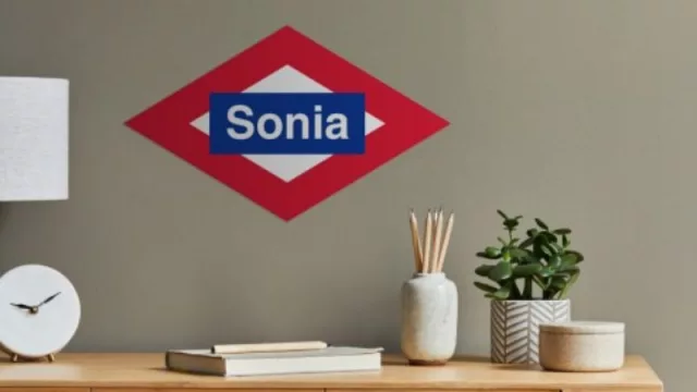 Metro de Madrid convierte su identidad en un negocio: ahora fabrica rombos personalizados, sudaderas, zapatillas y hasta abanicos