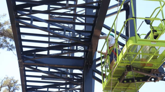 Crece el Arena Rosario en el corazón del parque Independencia (las gruesas columnas de hierro ya asoman en medio de la arboleda)