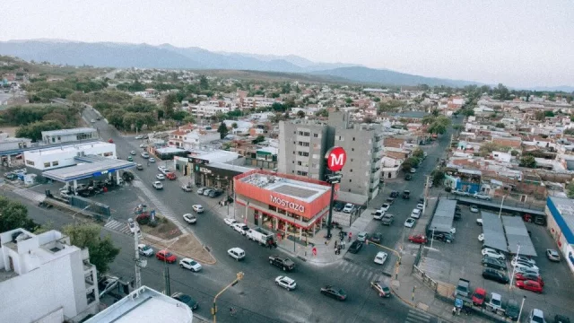 Abrió el primer AutoMostaza en Salta (con tótems de autogestión y hamburguesas pensadas para la Generación Z)