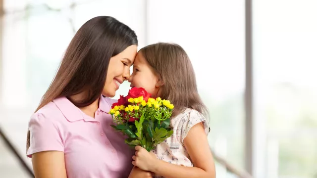 Este domingo, para mamá, con cariño (pero, con cuidado… que no te estafen)