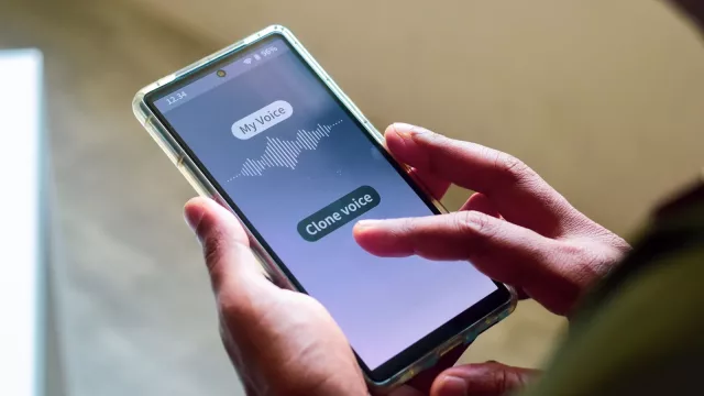 México estudia reformas para frenar la clonación de voz con IA, (¿se comerá las “S” como nosotro?)