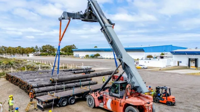 GNL: concluyó la descarga de caños en San Antonio Este y comienza el armado logístico para el gasoducto de Southern Energy