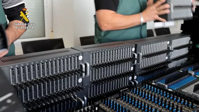 Qué son y cómo funcionan las granjas de celulares: de inflar “likes” desde Asia a estafar millones desde Barcelona (¿te suena familiar?)