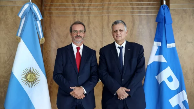 Santander e YPF sellan una alianza estratégica para integrar servicios financieros en APP YPF