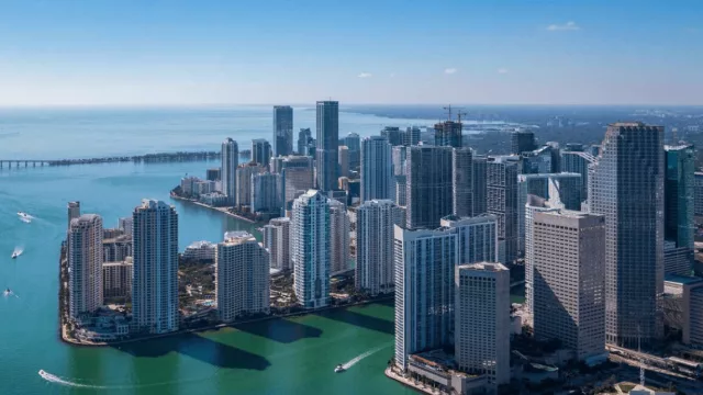 Miami Beach distribuye US$ 500 por vivienda a más de 14 mil propietarios, por superávit (¿un modelo de alivio fiscal directo ante el costo de la vivienda?)
