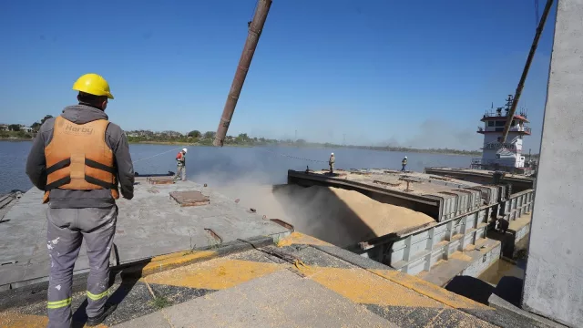 Otro embarque de maíz y trigo desde el puerto Santa Fe Ciudad (entre enero y marzo sumaron 1,2 millones de toneladas)