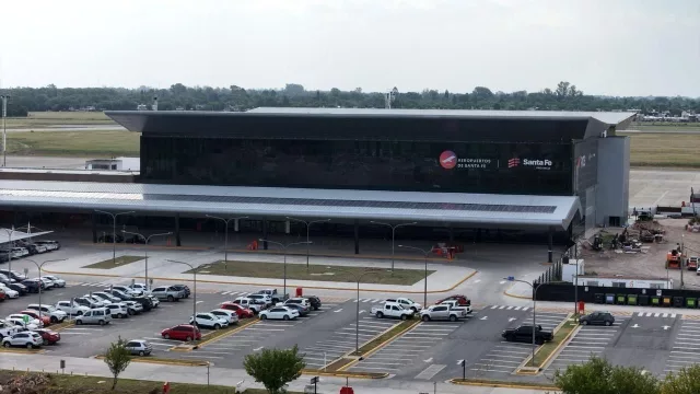 Música, moda y cultura "de alto vuelo" (Benito Fernández lanza su colección en aeropuerto de Fisherton)