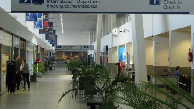 Una buena y una mala: récord de transporte aéreo en marzo y abril (pero, subieron tasas aeroportuarias)