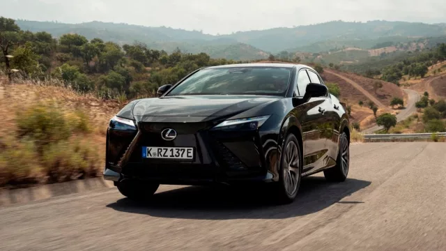 Lexus renueva el IS 300h y lanza su primer eléctrico en Argentina (el RZ 500e acelera la ofensiva premium de Toyota)