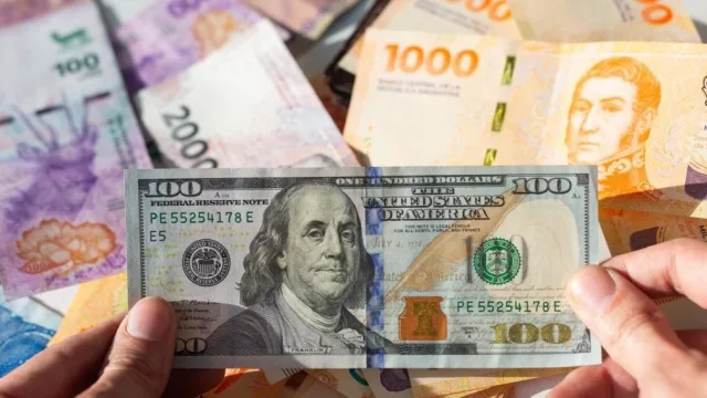 Caputo ratificó una política monetaria restrictiva y anticipó un escenario con más dólares que pesos