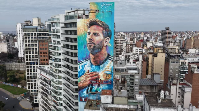 Las tres estrellas y "Gracias" (renuevan el mural de Messi a metros del Monumento Nacional)