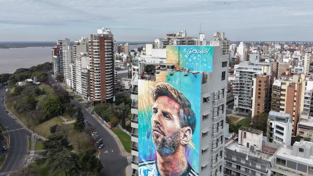 Un Messi "renovado" a metros del Monumento a la Bandera (Alba y la Muni juntas en "Vení al color")