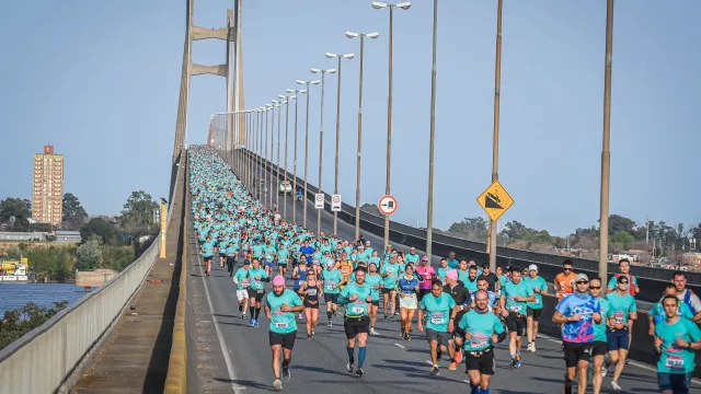Llega la 16° edición de la Maratón Rosario-Victoria (el único día del año que el puente se transforma en peatonal)
