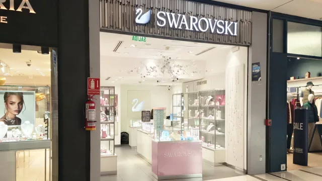 Cambio de manos en el negocio del lujo: la operación uruguaya de Swarovski fue adquirida por un grupo argentino