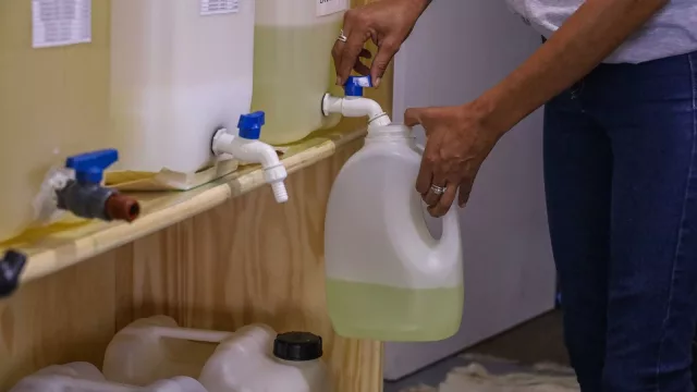 Santa Fe: "Ecocarga" evitó el uso de más de 600 envases descartables (se vendieron 2000 litros de detergente "suelto")