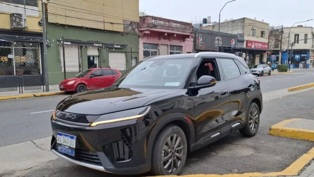 Rosario ya cuenta el primer híbrido en el servicio de remis (es un BYD enchufable de la empresa Primera Clase)