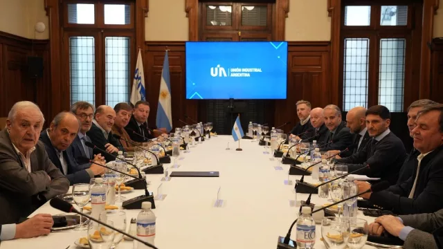 Baja de impuestos, equilibrio fiscal y financiamiento (el plan que Pullaro llevó a la UIA)