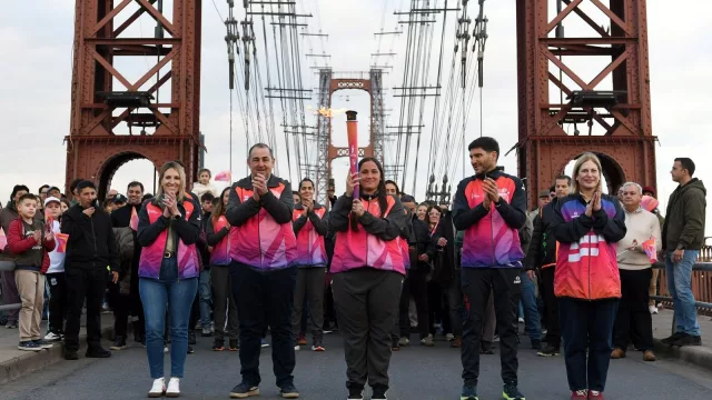 La antorcha Suramericana y el Puente iluminaron Santa Fe Capital (40.000 personas en los actos del domingo)