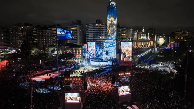 Imponente apertura de los Juegos Suramericanos con un Monumento engalanado para una fiesta histórica