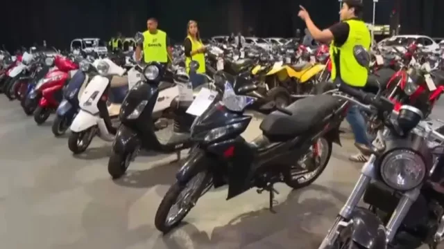 Todo de los chorros: 90 motos, 80 autos, 2 lanchas, 40 bicis, una casa y 10 máquinas Arcade (rematan bienes del delito)